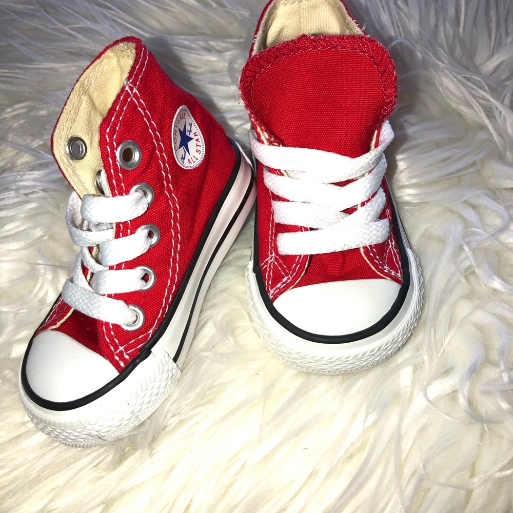 Red Converse. - Picture 3 of 4